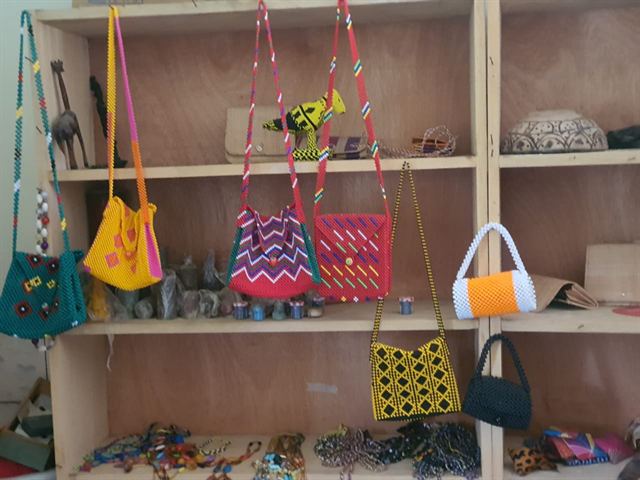 Articles artisanaux d'AHP²V – sacs en perles