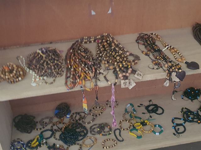 Articles artisanaux d'AHP²V – colliers et bijoux en perles